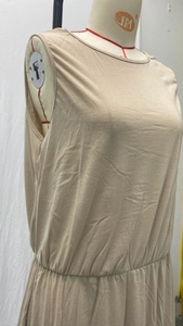Detail van beige mouwloze jurk met ronde hals en elastische geplooide taille op mannequin