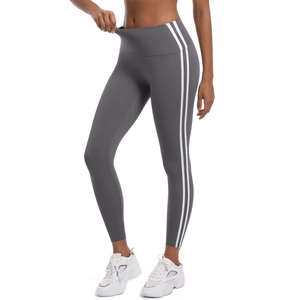 Détail montrant la haute élasticité et la taille gainante du legging de yoga gris foncé