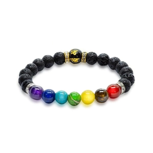 Detail von sieben Chakra-Edelsteinen und schwarzen Lavaperlen Armband mit goldener Rune