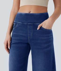 Nahaufnahme der dunkelblauen High-Waist-Jeans mit Taschendetails und Denim-Struktur