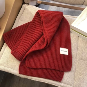 Dicker roter Strickschal mit vertikalen Streifen und weißem Webetikett für Winter
