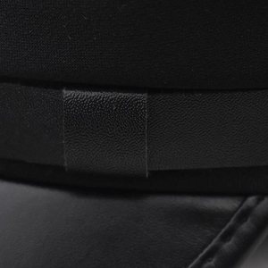 Dettaglio del cappello militare nero con trama in tessuto e fascia decorativa in pelle