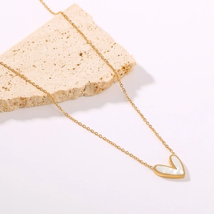 Collana con pendente a cuore in acciaio dorato e madreperla su base in pietra naturale