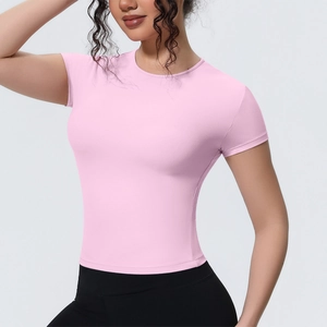 Détail d'un t-shirt de yoga rose ajusté montrant le col rond et la texture respirante
