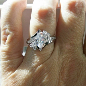 Luxe ring met marquise geslepen zirkonia en pavé-stenen op een zilveren band
