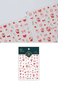 Détails macro de stickers ongles 5D avec motifs romantiques de cœurs et de fleurs
