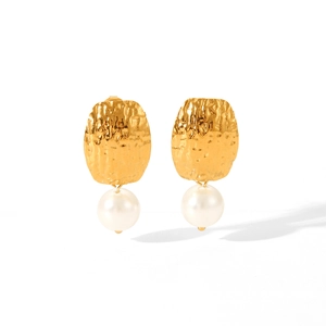 Elegant 18k gold plated hammered steel earrings with white round pearls on white background