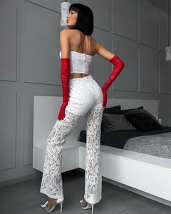 Detail von weißer Spitzenhose mit transparentem Mesh-Einsatz und hoher Taille