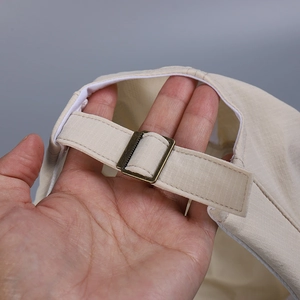 Gros plan sur la sangle réglable et la boucle d'une casquette de sport à séchage rapide