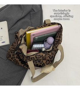 Geräumiges Innenleben der Shopper-Tasche mit Leopardenmuster für Tablet und Bücher
