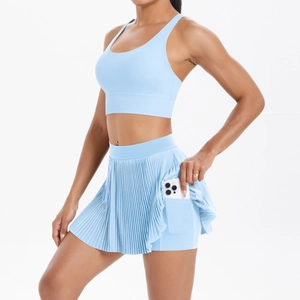 Détail de la jupe de tennis bleu clair avec short intégré et poche pour téléphone