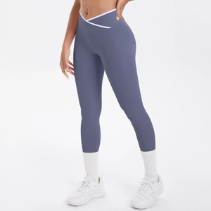 Détail du legging de yoga taille haute avec taille en V croisée et bordure blanche