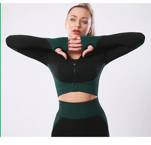 Details des nahtlosen Yoga-Sets mit Daumenlöchern und grüner Strickstruktur