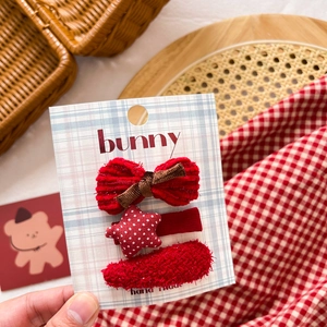 Three-piece red bow and star hair clip set for girls on plaid paper display card