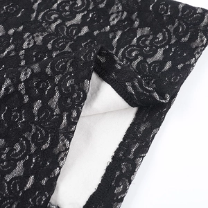 Gros plan sur la dentelle noire à motifs floraux avec doublure blanche contrastante