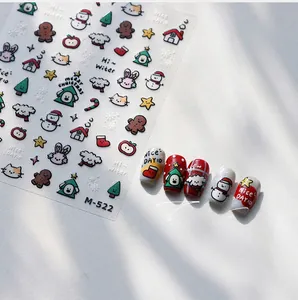 Nahaufnahme von M-522 Weihnachts-Nagelstickern mit Schneemann- und Lebkuchen-Motiven
