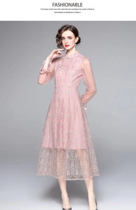 Détail de la broderie en dentelle rose et du col montant de la robe cheongsam ajustée