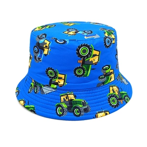 Détail du chapeau bob enfant avec imprimé tracteur et coutures de précision sur le bord