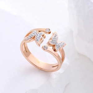 Détail de la bague papillon en or rose sertie de zircons et double anneau ajustable