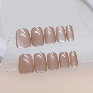 Faux ongles courts carrés œil de chat rose nude avec effet magnétique scintillant