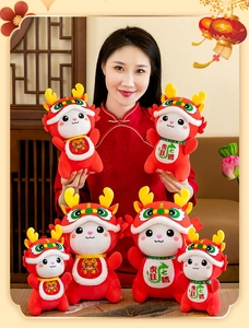 Vista dettagliata dei peluche tradizionali dello zodiaco del dragone cinese in rosso.