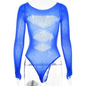 Gros plan du body bleu à strass avec maille transparente et détails ajourés