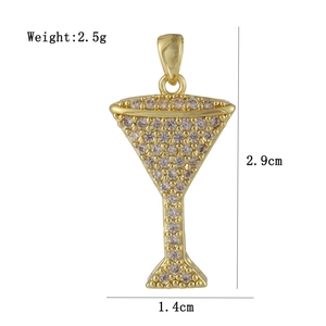 Détail macro du pendentif verre à vin avec zircons blancs et dimensions précises