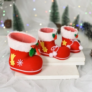 Set aus drei roten beflockten Weihnachtsstiefeln mit weißem Pelzbesatz und Sternmustern