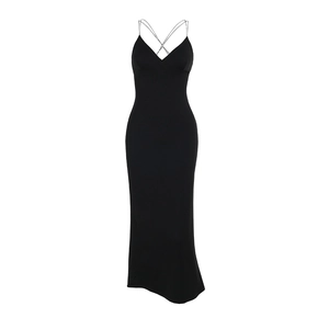 Elegantes schwarzes rückenfreies Maxikleid mit feinen Kreuzträgern und V-Ausschnitt