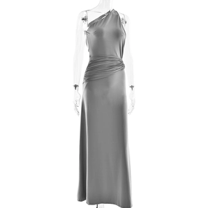 Détail d'une robe grise à une épaule en soie avec plis élégants et décoration métallique