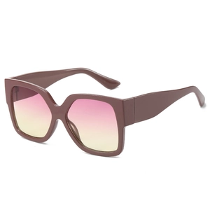 Gafas de sol cuadradas de montura marrón con lentes degradadas en rosa y amarillo