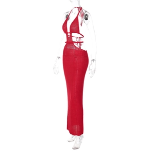 Dettaglio vestito rosso in maglia con allacciatura al collo e ritaglio sulla vita