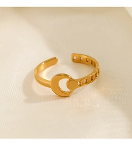Dettaglio anello a mezzaluna placcato oro 18K con trama a catena e fascia regolabile