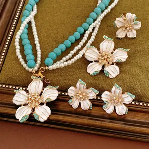 Ensemble collier de perles vintage avec fleurs bleues et cristaux pour un look élégant