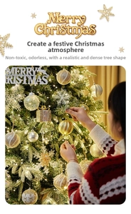 Détail de sapin blanc enneigé avec lumières LED chaudes et ornements de Noël dorés