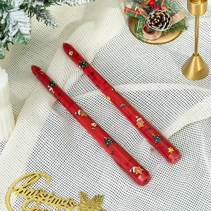 Lot de deux bougies de Noël rouges de 25 cm avec imprimés Lucky pour déco de table