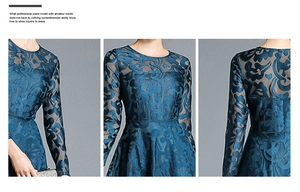 Détails de broderie florale et manches en dentelle transparente sur robe bleu canard