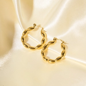 Dettaglio di orecchini a cerchio in acciaio inossidabile placcato oro 18K con maglie a oliva