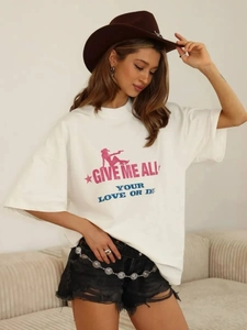 Γυναικείο λευκό oversized βαμβακερό μπλουζάκι με ροζ ρετρό στάμπα cowgirl και σύνθημα