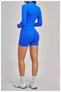 Rückansicht der leuchtend blauen, nahtlosen Sport-Shorts mit formendem Effekt