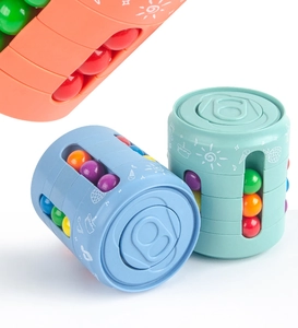 Detailansicht der bunten Rollkugeln und Motive am drehbaren Dosen-Puzzlespielzeug