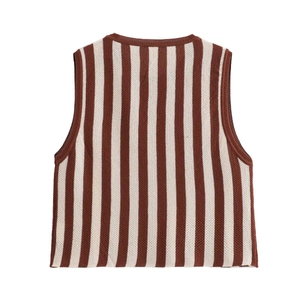 Gilet in maglia vintage da donna a righe verticali marroni e bianche su sfondo bianco