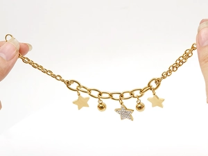 Détail d'un bracelet étoile en acier inoxydable plaqué or 18 carats avec zircons