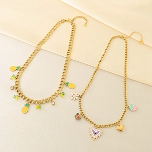 Collier en acier inoxydable doré avec des pendentifs colorés en forme de fruits variés