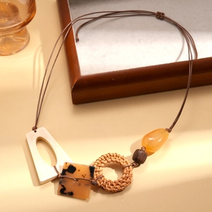 Collana boho con pendenti in legno, resina e anello in rattan su cordoncino intrecciato