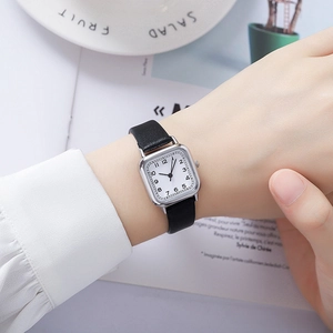 Montre carrée élégante pour femme avec cadran blanc et bracelet en cuir noir