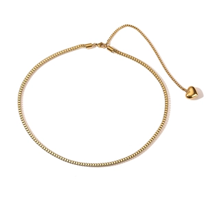 Detail der 18K vergoldeten Schlangenkette mit Herzanhänger und Karabinerverschluss