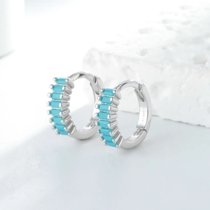Détail macro du poinçon S925 argent et des pierres turquoise sur les boucles d'oreilles