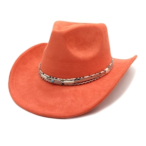Détail du chapeau de cowboy en daim orange avec ruban tressé et plume métallique