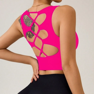 Gros plan du gilet de sport rose rouge avec dos ajouré en forme de cœur croisé